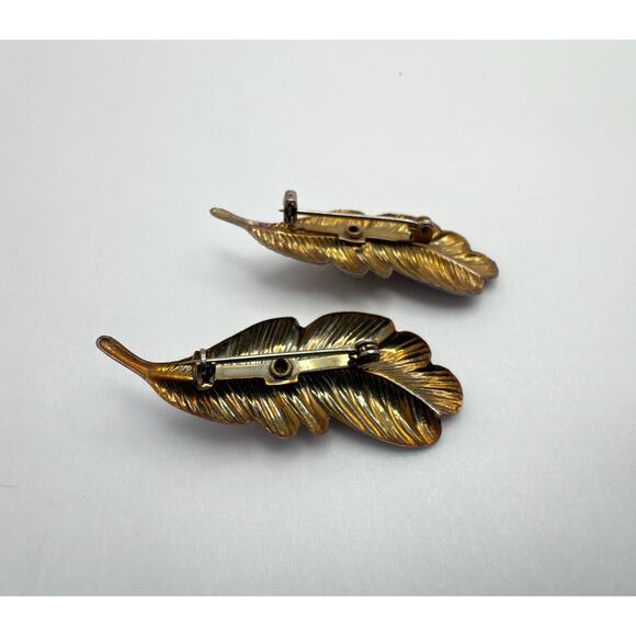 Vintage Pair Mid-Century Iridescent Feather Brooches, Rainbow MCM Statement Pins - Picture 4 of 8